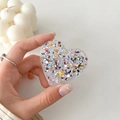Dettaglio dell'impugnatura per telefono a cuore con paillettes colorate in mano - Paillettes Colorate Cuore N. 2
