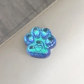 Gedetailleerde close-up van de iriserende kattenpoottelefoongreep met hartjesdetail - Laser Glitter Koningsblauw
