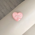 Detail eines rosa Marmor-Herz-Handyhalters mit einer silbernen 3D-Schleife-Dekoration - Glitzer Rot