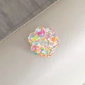 Detail van de kattenpoot telefoonhouder gevuld met kleurrijke hartjes glitters - Kattenpoot Houder - Zoet Hart - Kleurrijk