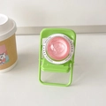 Primer plano de un soporte magnético rosa en un soporte de mini silla verde - Rojo con Brillo