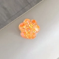 Detailopname van de kattenpoot telefoonhouder van oranje hars met fonkelende glitters - Kattenpoot Houder - Zoet Hart - Oranje