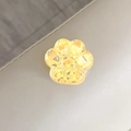 Vue rapprochée du support de téléphone patte de chat pailletée en résine ambrée - Support Patte de Chat - Coeur Sucré - Jaune
