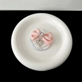 Vista dettagliata del cuore in pizzo e del fiocco con strass rosa per il supporto telefono - Rosa (Fiocco in Pizzo Ciondolo Gemma)