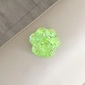 Détail macro du support téléphone patte de chat vert néon avec paillettes de cœur - Support Patte de Chat - Coeur Sucré - Vert
