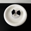 Dettaglio fiocco in seta nera con cristallo rosa e ciondolo a cuore in argento - Nero (Fiocco in Pizzo Ciondolo Gemma)