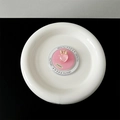 Süßer rosa glitzernder Erdbeer-Handyhalter auf weißem Teller - Magnetischer Ständer / Rosenrot
