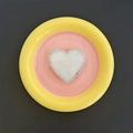 Dettaglio del supporto magnetico a cuore con texture marmorea e strass luminosi - Supporto Trasparente / Bianco Luccicante