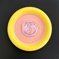 Vista dall'alto della presa per telefono a cuore rosa glitterato su piatto giallo - Rosa