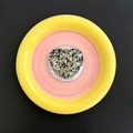 Vista dettagliata del supporto per telefono a cuore glitterato con card Gift For You - Nero