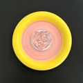 Vista macro del supporto per telefono a cuore con paillettes colorate e scritta Gift For You - Rosso