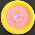 Détail d'un support de téléphone cœur en résine avec paillettes roses et argentées - Rose
