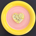 Détail macro du support de téléphone pailleté en forme de cœur avec résine jaune et argent - Jaune