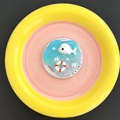 Detalle de soporte móvil de ballena 3D en resina con perlas y ondas azules en plato rosa - Soporte Magnético de Regalo-Playa Irregular-Delfín