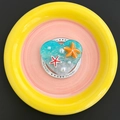 Detalle de soporte para móvil corazón con estrellas de mar y perlas en plato cerámico - Soporte Magnético de Regalo-Playa Corazón-Estrella de mar