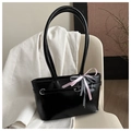 Bolso bajo el brazo negro brillante con hebilla plateada y lazo de cinta rosa decorativo - Negro