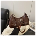 Detail der dunkelbraunen Vintage-Schultertasche mit silbernen Nieten und Ösen - Kaffeebraun