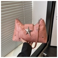 Détail du sac en similicuir rose avec boucles en étoile argentées et rivets style punk - Rose