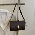 Borsa a tracolla retrò in pelle marrone scuro con fibbia in metallo dorato su supporto - Marrone