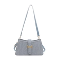 Bolso baguette azul claro minimalista con textura arrugada y hebilla de metal dorado - Azul