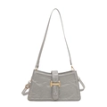 Bolso baguette gris con efecto arrugado y hebilla en H dorada de diseño moderno - Plateado
