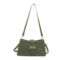 Bolso de hombro verde oscuro elegante con textura plisada y hebilla dorada en blanco - Verde