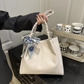 Sac cabas beige tressé pour femme avec foulard en soie bleu décoratif pour le travail - Blanc