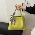 Sac fourre-tout tressé jaune-vert avec poignée décorée d'un foulard en soie bleu - Vert