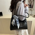 Grand sac cabas noir tressé avec foulard en soie et double bandoulière pour femme - Noir