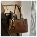Dettaglio della borsa tote marrone caramello in ecopelle con sciarpa floreale sul manico - Marrone Scuro