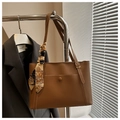 Dettaglio borsa tote marrone in ecopelle con sciarpa vintage e fibbie dorate opache - Cuoio