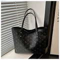 Detail van zwarte shopper met cartoon beer print en gouden metalen klinknagels - Zwart