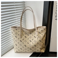 Detailopname van beige shopper met beerprint en gouden klinknagels aan de hengsels - Khaki