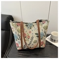 Detalle de bolso tote de tapiz floral retro con correa de cuero sintético marrón - Marrón