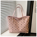 Detail van roze lederen tote bag met berenprint, lychee-textuur en gouden klinknagels - Roze