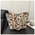 Primer plano de bolsa tote de punto floral con asas de piel sintética marrón claro - Caqui