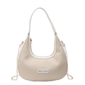 Sac bandoulière en demi-lune tissé beige avec bordure en cuir blanc et chaîne dorée - Blanc