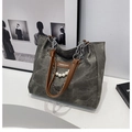 Donkergrijze canvas shopper met bruine lederen handgrepen en parelketting detail - Standaardtype / Zwart