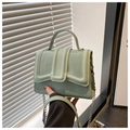 Detail van saliegroene handtas met krokodillentextuur, zilveren ketting en handvat - Groen