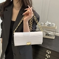 Borsa a tracolla in ecopelle bianca con motivo a pietra e catena dorata spessa - Bianco