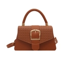 Braune Handtasche mit geflochtener Klappe, Goldschnalle, Tragegriff und Schultergurt - Braun