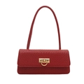 Rote Schultertasche mit Webstruktur und goldenem Ringverschluss auf weißem Hintergrund - Rot