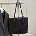 Borsa tote nera alla moda con trama plissettata e scritte dorate sulla tracolla sottile - Nero