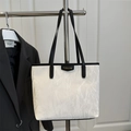 Borsa tote retrò bianco crema con trama a pieghe e spalline nere, novità primavera 2025 - Bianco