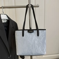 Borsa tote grigio argento con effetto stropicciato e spalline in pelle nera - Blu