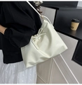 Detalle del bolso tote blanco crema con lazo 3D grande y acabado en cuero brillante - Sin colgante / Blanco
