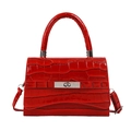 Sac à main trapèze rouge à texture crocodile avec boucle argentée et bandoulière réglable - Rouge
