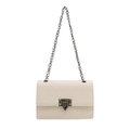 Bolso de hombro crema con textura de serpiente y cadena metálica sobre fondo blanco - Blanco