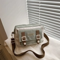 Sac bandoulière japonais en nylon vert sauge avec sangles contrastées et patch logo - Vert