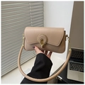 Detalle de bolso bandolera beige elegante que muestra su cierre de hebilla redonda de metal dorado - Caqui